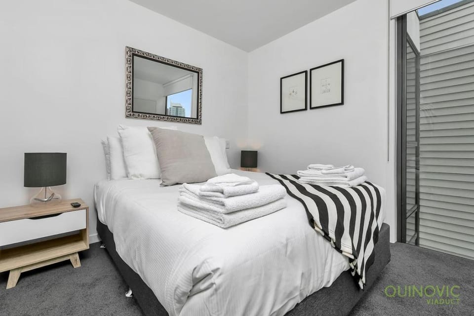 Sophisticated 1 Bedroom Living with Parking Apartment in Auckland