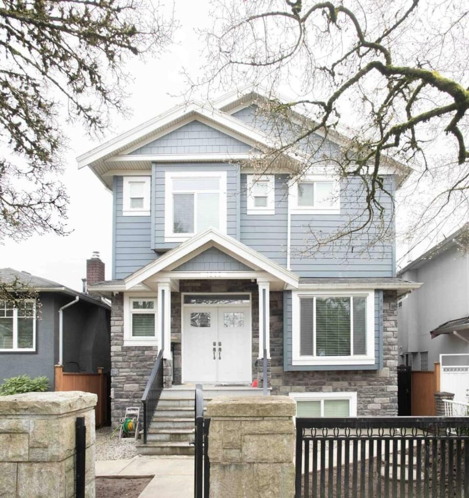 Central and Roomy Vancouver 2BR w Laundry and Parking Apartment in Vancouver
