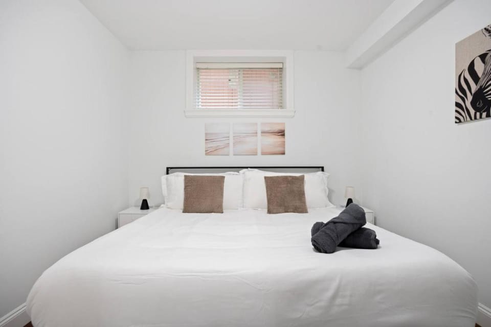 Central and Roomy Vancouver 2BR w Laundry and Parking Apartment in Vancouver