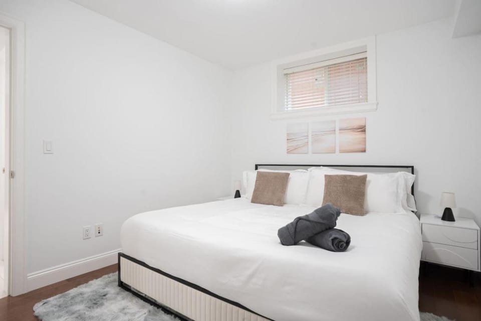 Central and Roomy Vancouver 2BR w Laundry and Parking Apartment in Vancouver