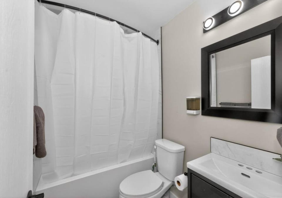 Shower, Toilet, Bathroom, Bath, towels