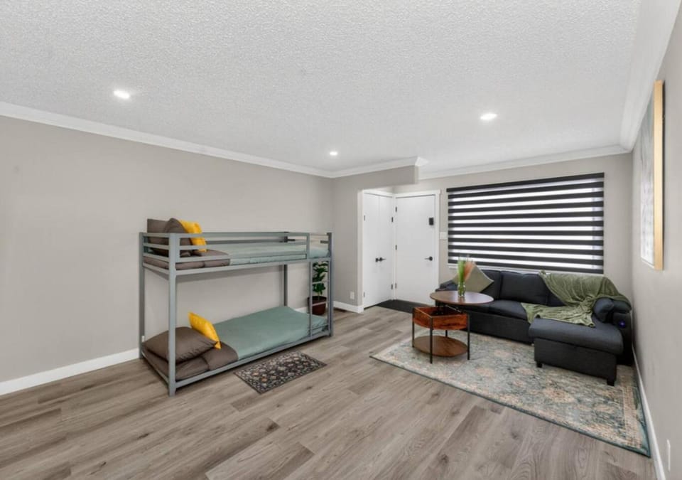 Living room, Seating area, bunk bed