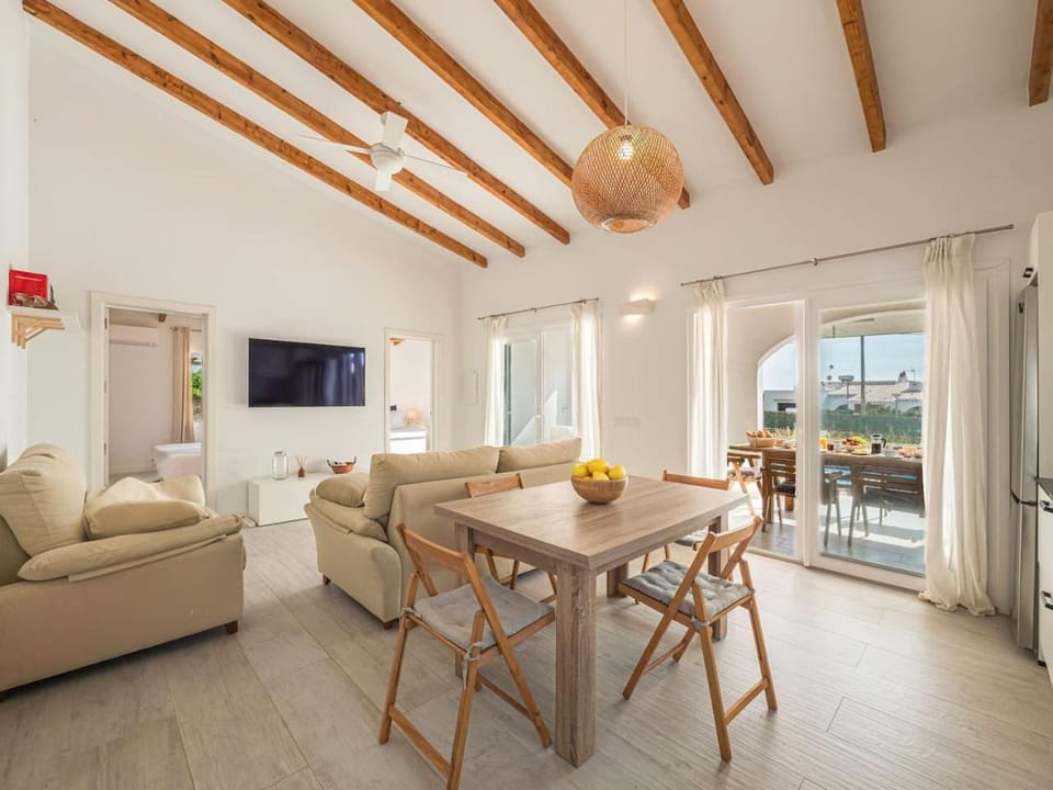 Communal lounge/ TV room, TV and multimedia, Living room, Seating area, Dining area