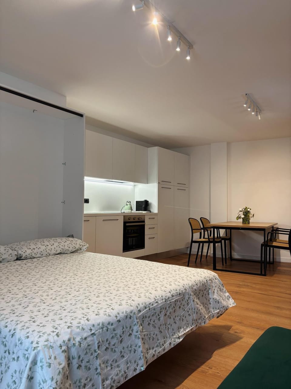 Bed, Kitchen or kitchenette, Seating area, Bedroom