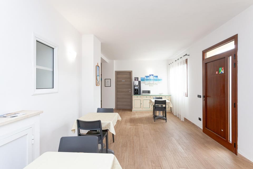 Coffee/tea facilities, Living room, microwave