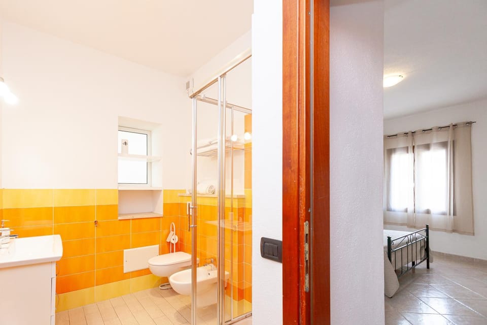 Shower, Toilet, Bathroom, bidet, towels