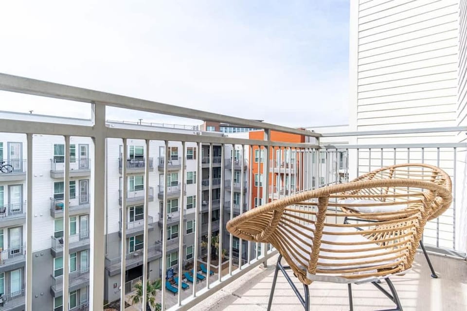 Boulevard Stays Dashing King 1 BR Suite Pool Parking Gym M Apartment in Richardson