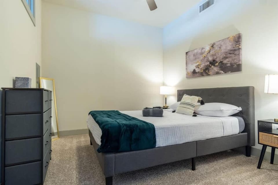 Boulevard Stays Dashing King 1 BR Suite Pool Parking Gym M Apartment in Richardson
