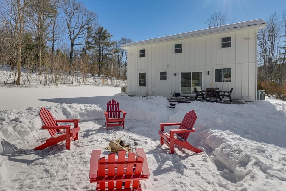 Bradford Group Getaway! Cabin w/ Deck & Fire Pit Cabin in Newbury
