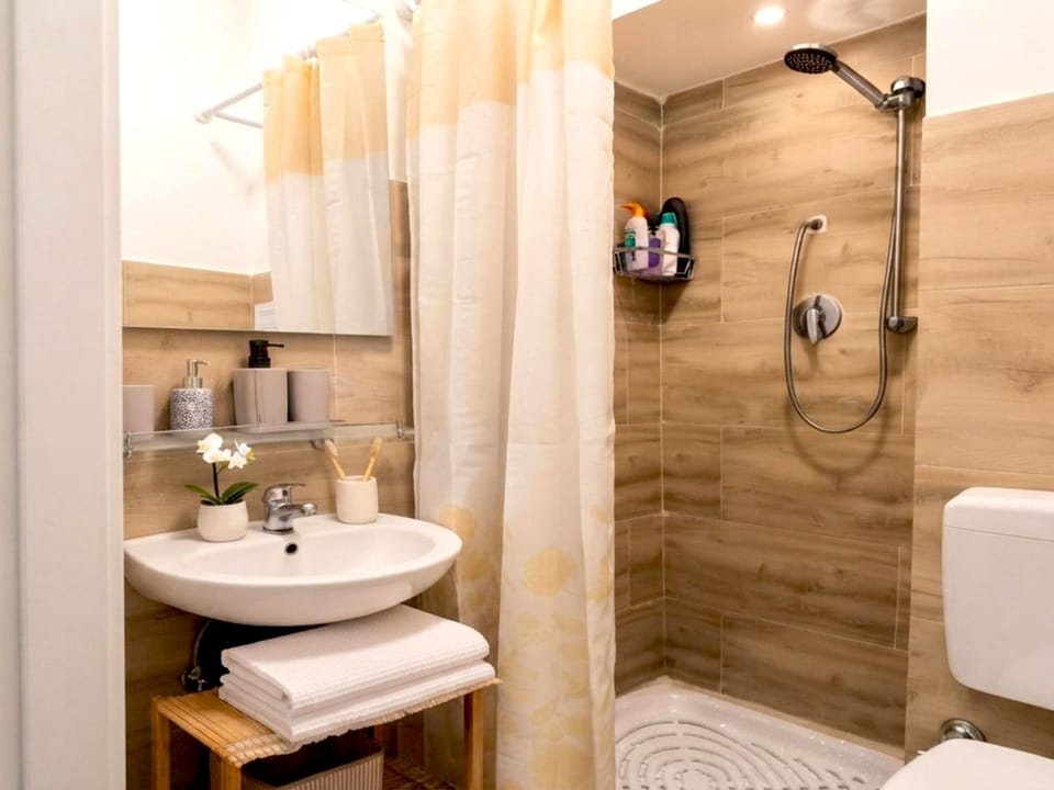 Shower, Toilet, Bathroom, towels