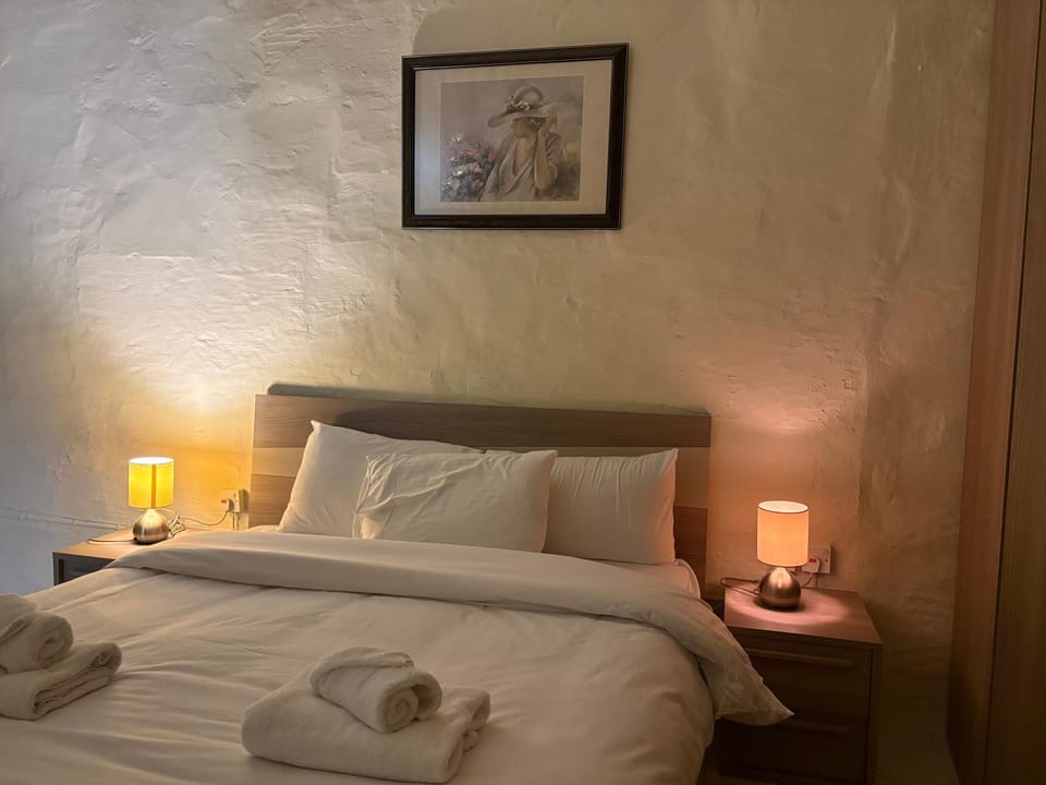 Bed, Bedroom, towels