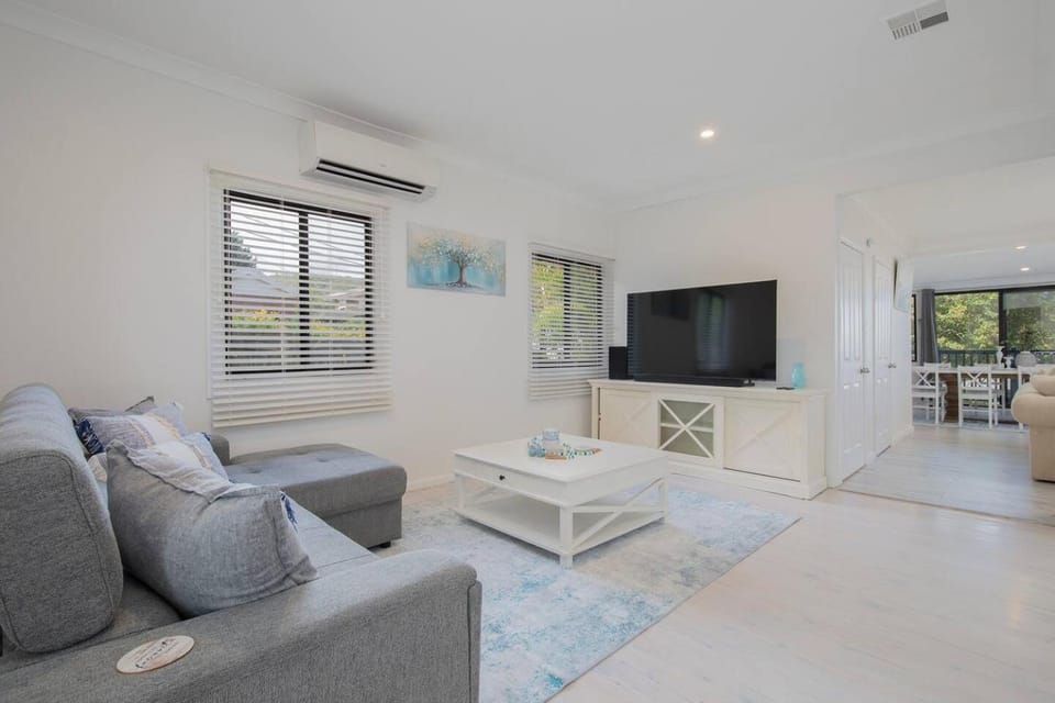 TV and multimedia, Living room, Seating area, Evening entertainment, air conditioner