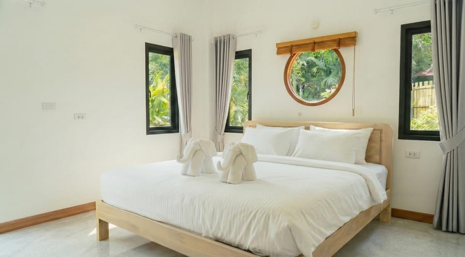 Bed, Photo of the whole room, Bedroom, towels