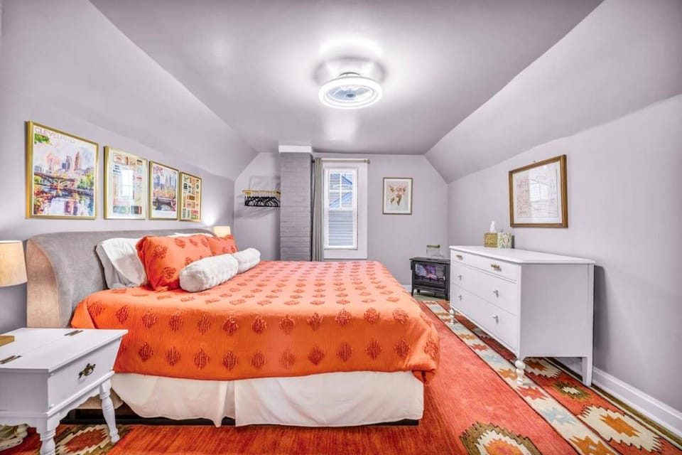 3rd Floor Retreat Near Cleveland Clinic & Downtown Apartment in Shaker Heights