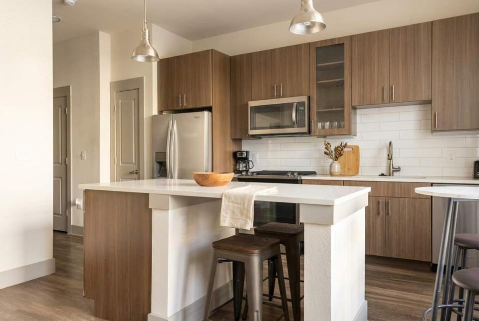 Modern 1BR Chic Retreat Pool Gym Parking Apartment in Richardson