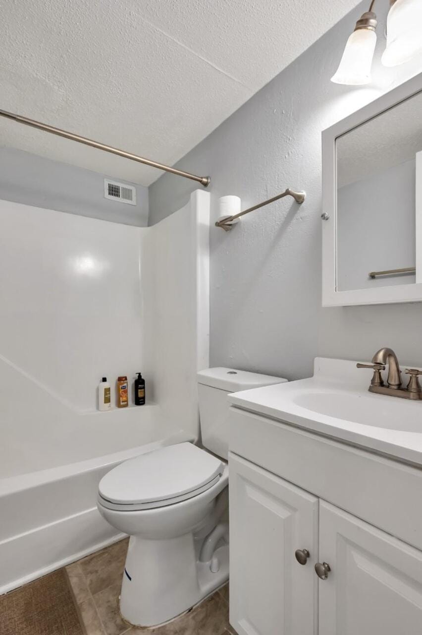 Chic Minimal Farmhouse 1 BR Near Duke Hospital Apartment in Durham