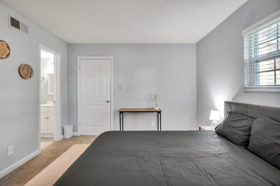 Chic Minimal Farmhouse 1 BR Near Duke Hospital Apartment in Durham