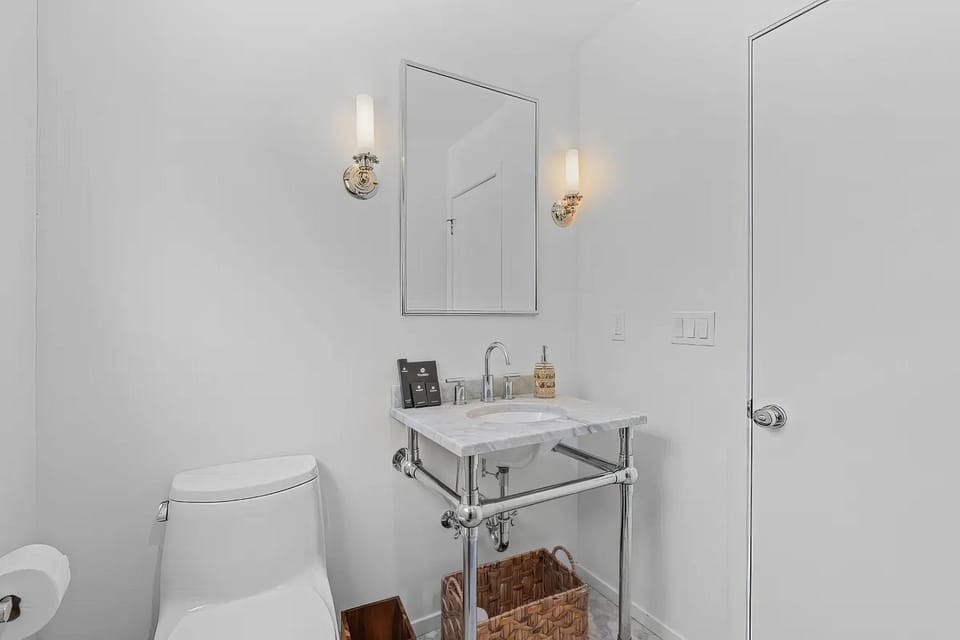 Bellport Park - Pool, Fire Pit & Balcony House in Bellport