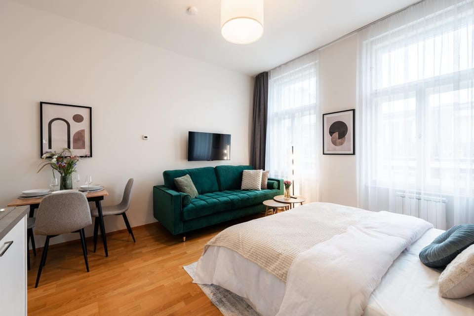 TV and multimedia, Living room, Photo of the whole room, Seating area, Bedroom