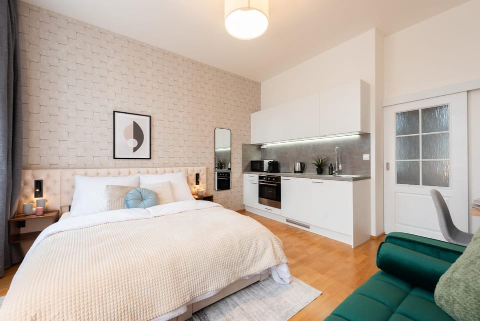 Bed, TV and multimedia, Kitchen or kitchenette, Living room, Seating area, Bedroom