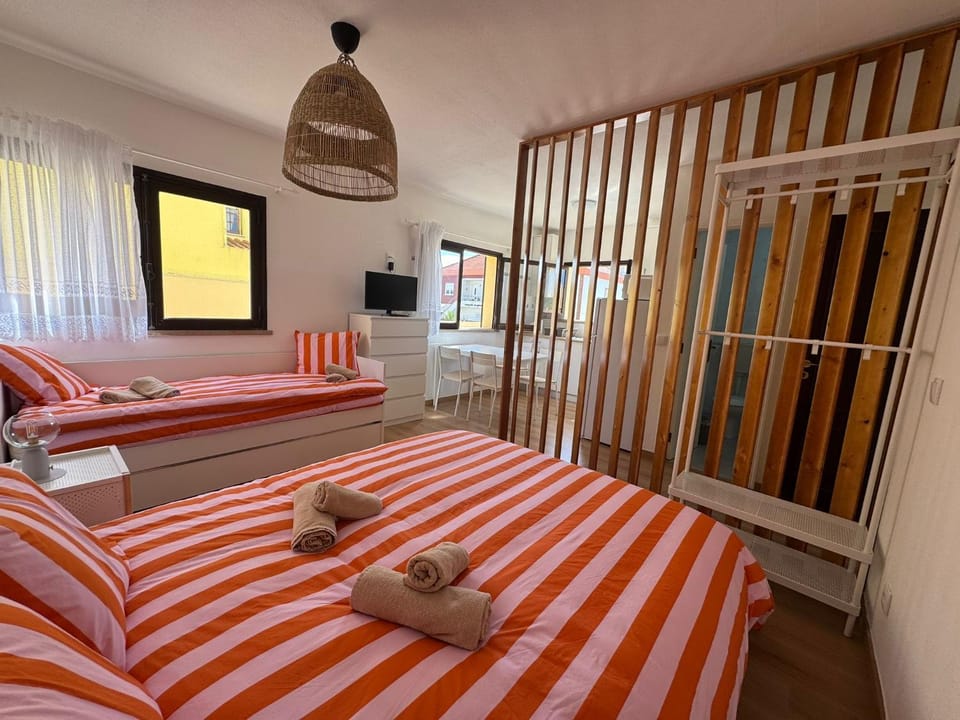 Bed, TV and multimedia, Photo of the whole room, Bedroom, internet, towels