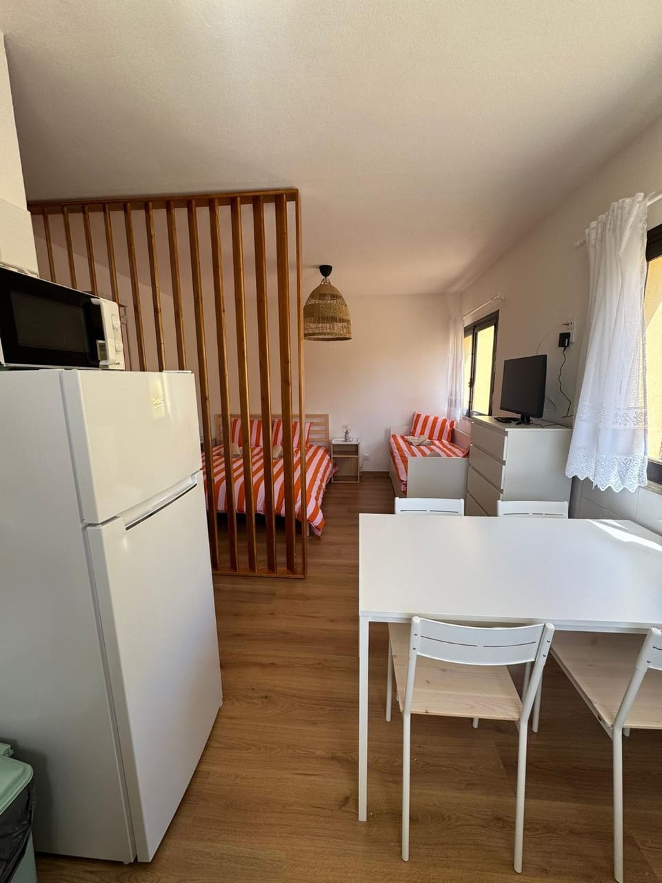 TV and multimedia, Kitchen or kitchenette, Living room, Seating area, Dining area