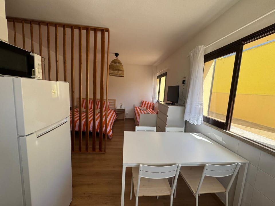 Kitchen or kitchenette, Living room, Seating area, Dining area