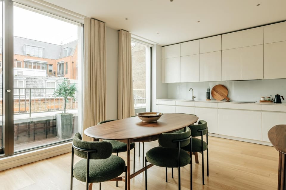 Kitchen or kitchenette, Seating area, Dining area