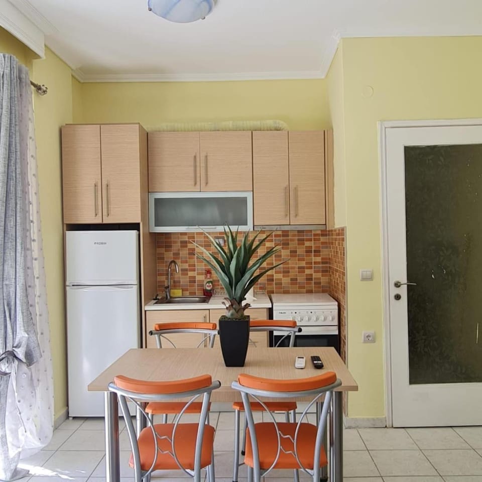 Beachfront Cozy House , 1 min walk to Beach , AC & Fast WiFi Apartment in Halkidiki