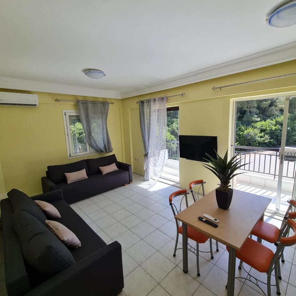 Beachfront Cozy House , 1 min walk to Beach , AC & Fast WiFi Apartment in Halkidiki