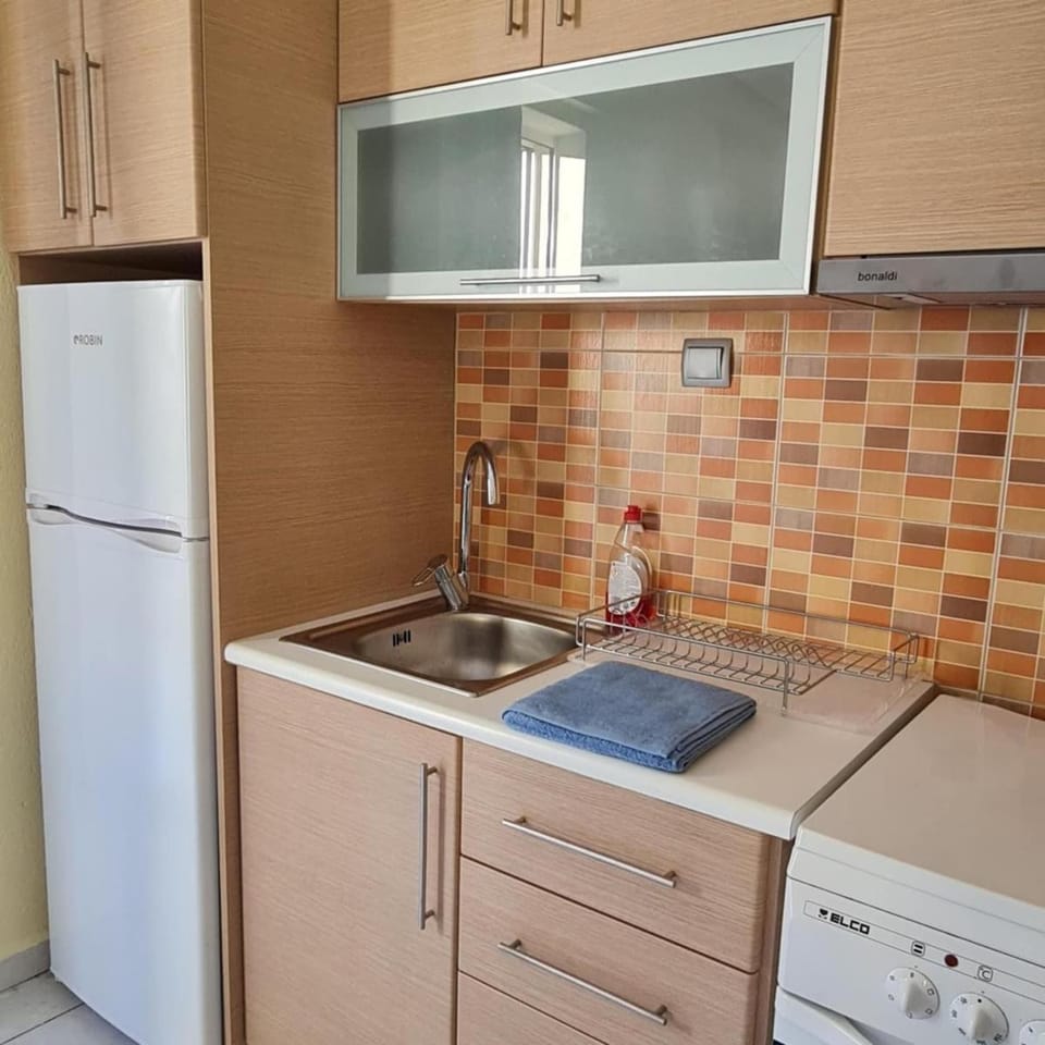 Beachfront Cozy House , 1 min walk to Beach , AC & Fast WiFi Apartment in Halkidiki