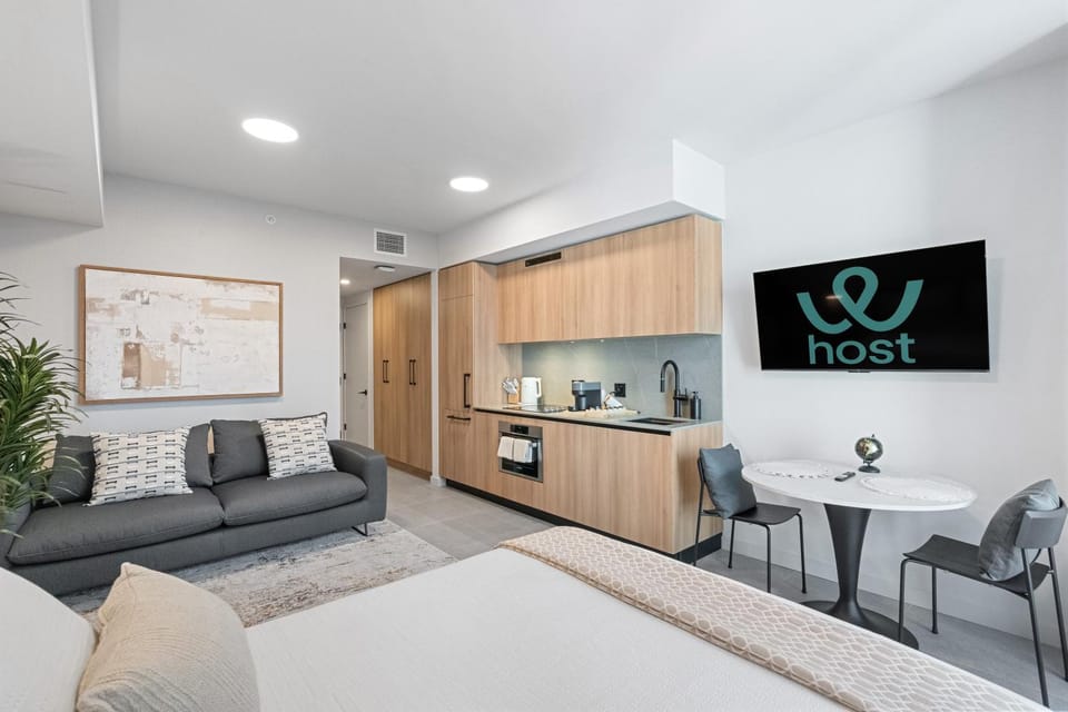 Bed, Kitchen or kitchenette, Seating area, Dining area