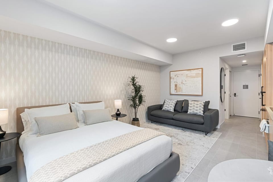 Bed, TV and multimedia, Seating area