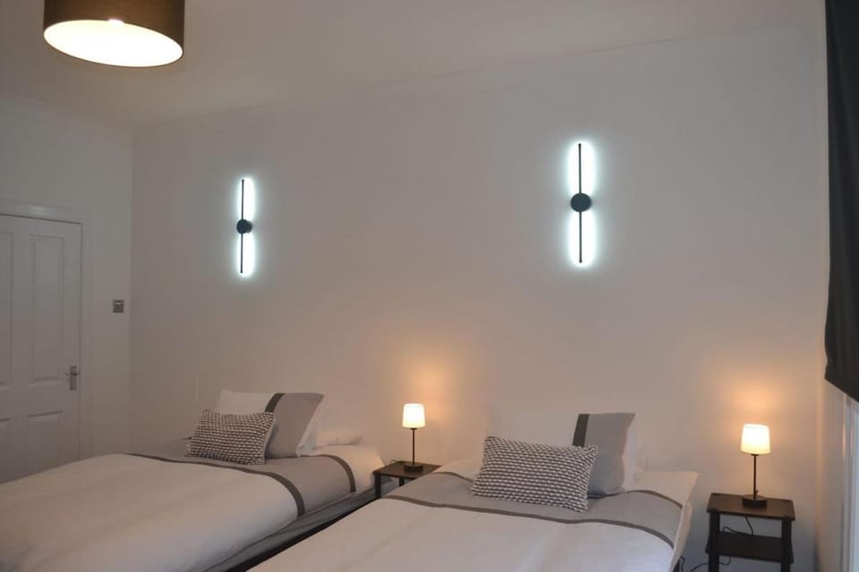 Large 8 Bed Group and Contractor Accommodation Apartment in Stirling