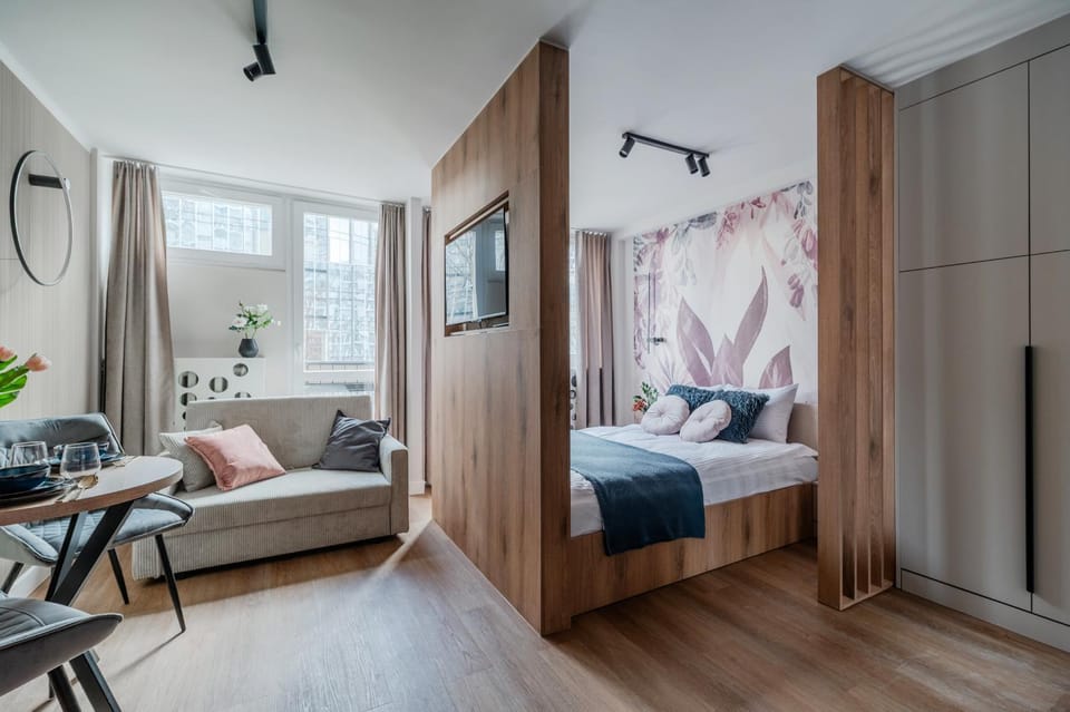 Bed, TV and multimedia, Seating area