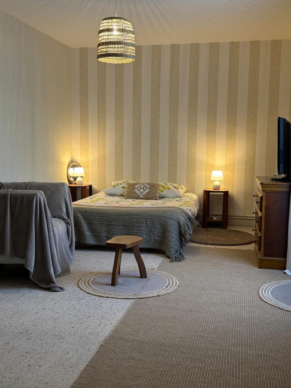 Bed, TV and multimedia, Bedroom