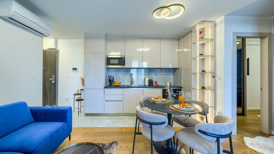 Kitchen or kitchenette, Living room, Seating area, Dining area, minibar, oven, pet friendly, stove, air conditioner