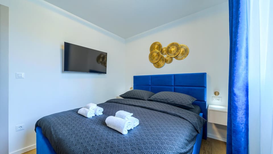 Bed, TV and multimedia, Photo of the whole room, Bedroom, towels
