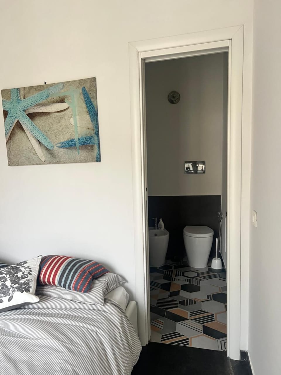Property building, Bathroom, Photo of the whole room, Bedroom