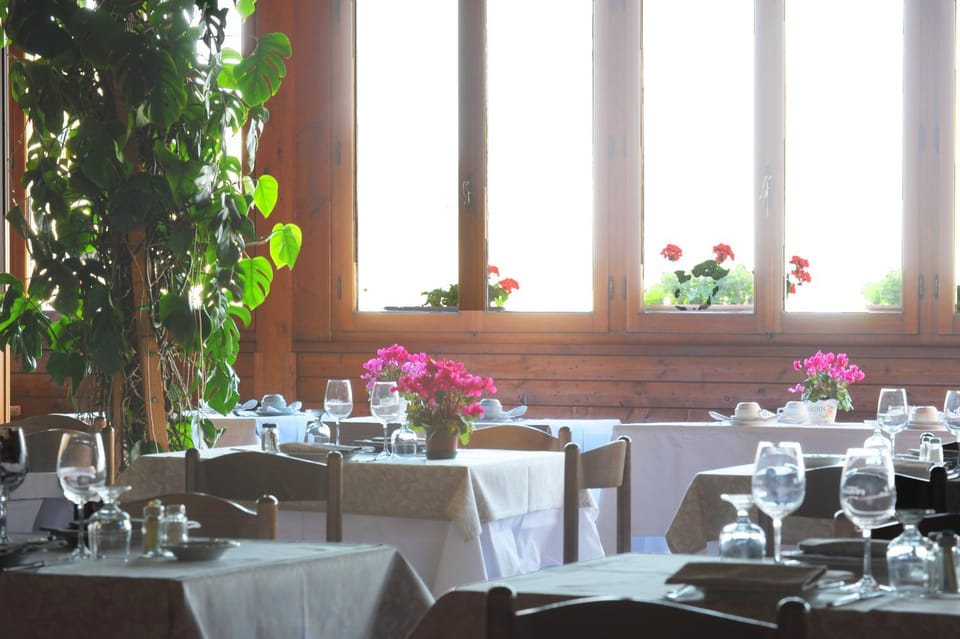 Restaurant/places to eat, Other, Dining area