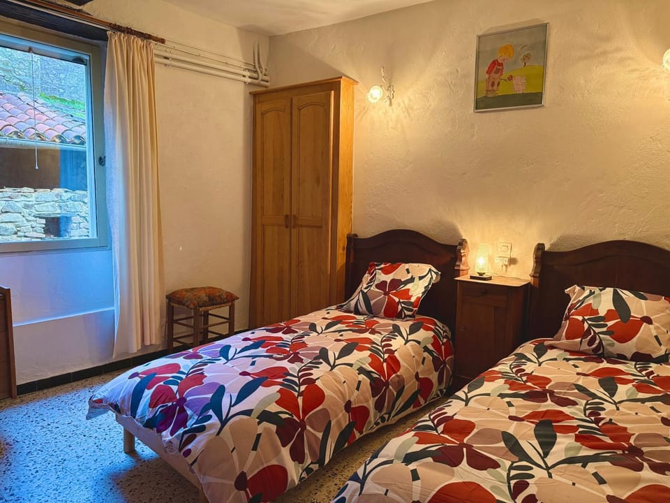 Bed, Photo of the whole room, Bedroom