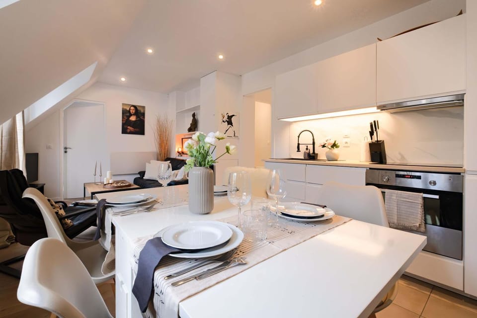 Bright 2BR with Balcony Chic Paris Apartment in Levallois-Perret