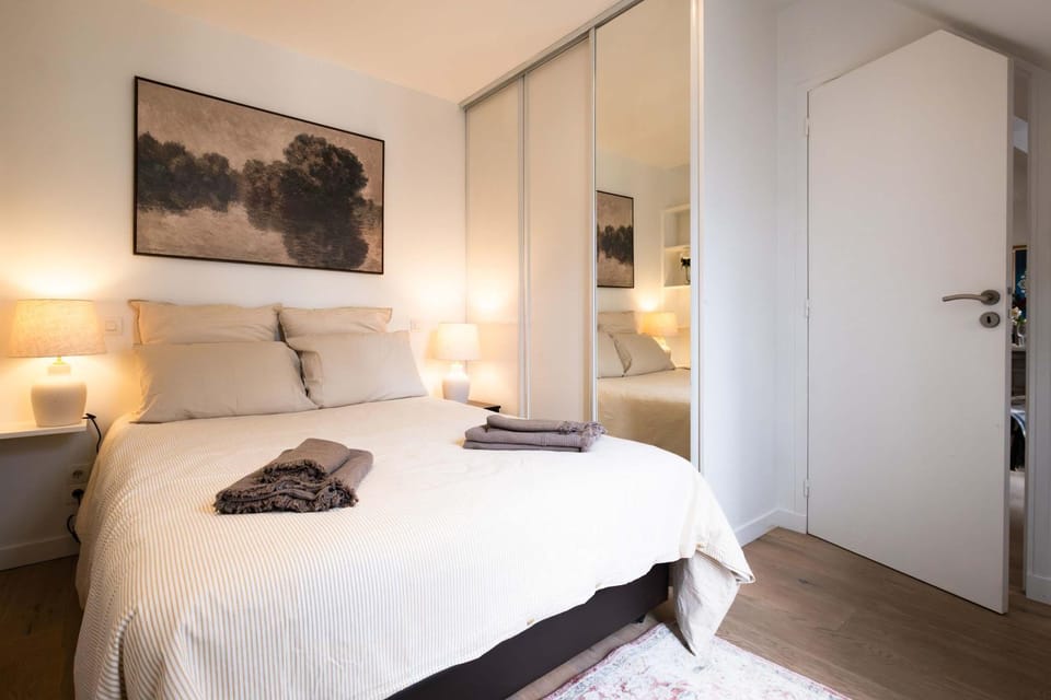 Bright 2BR with Balcony Chic Paris Apartment in Levallois-Perret