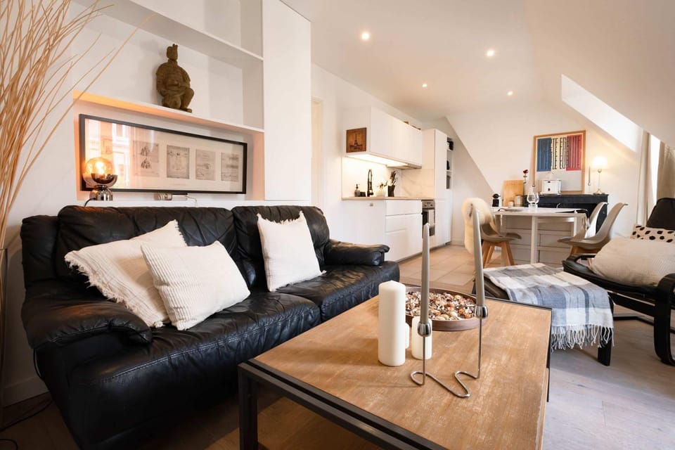 Bright 2BR with Balcony Chic Paris Apartment in Levallois-Perret