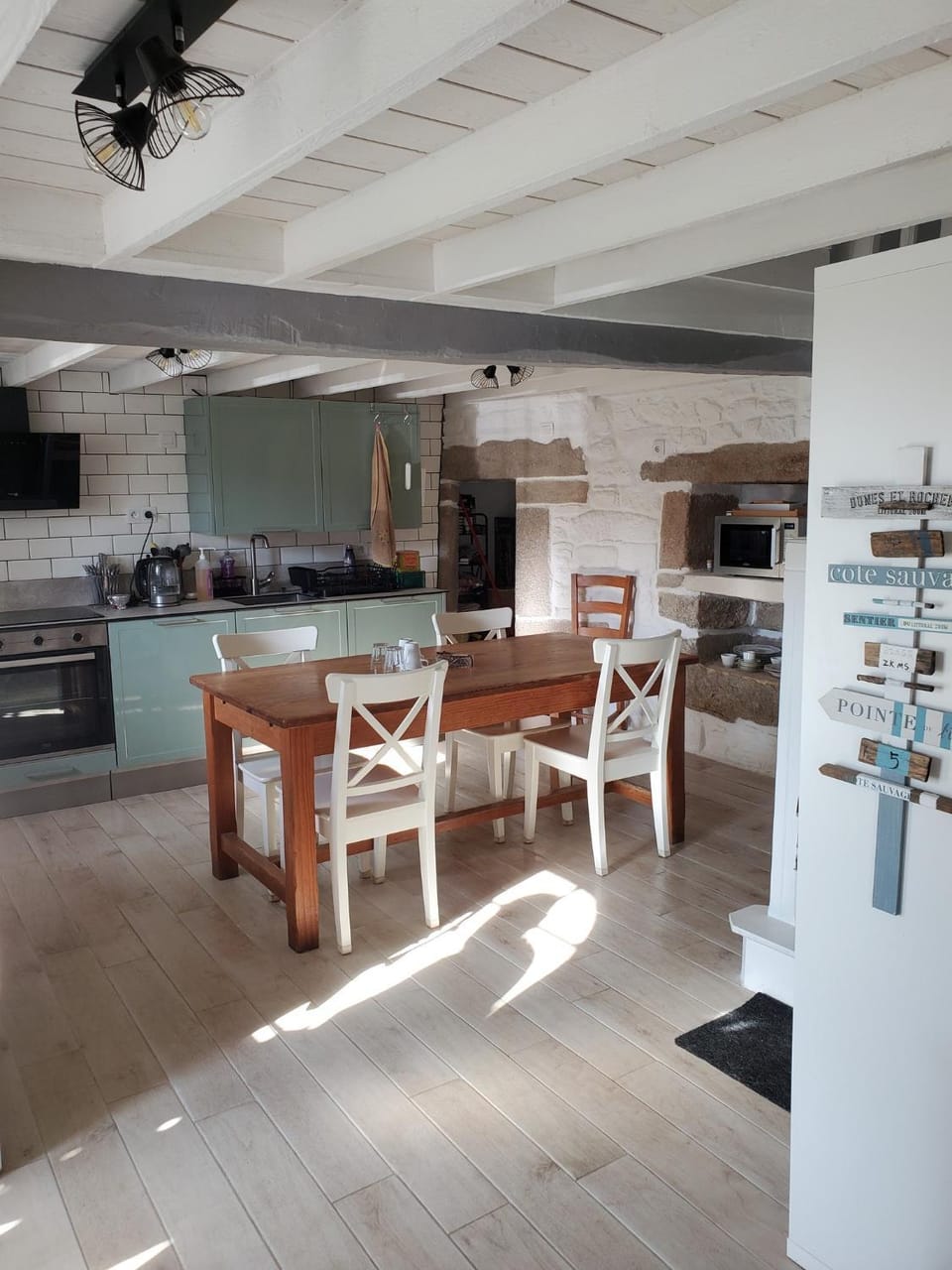Kitchen or kitchenette, Dining area