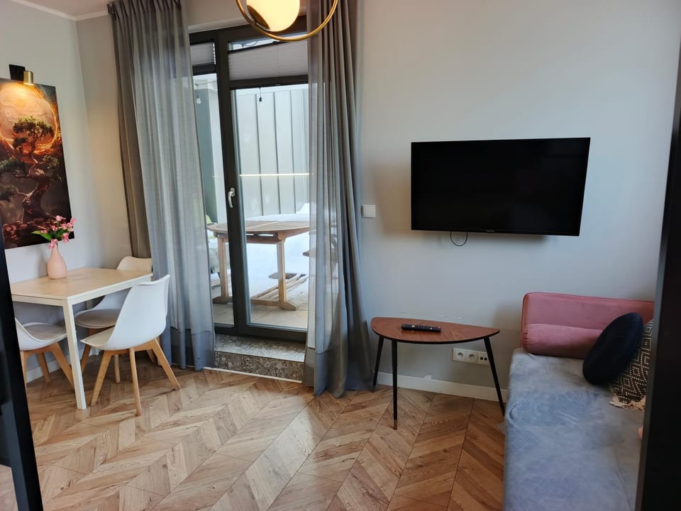 TV and multimedia, Living room, Seating area, Evening entertainment