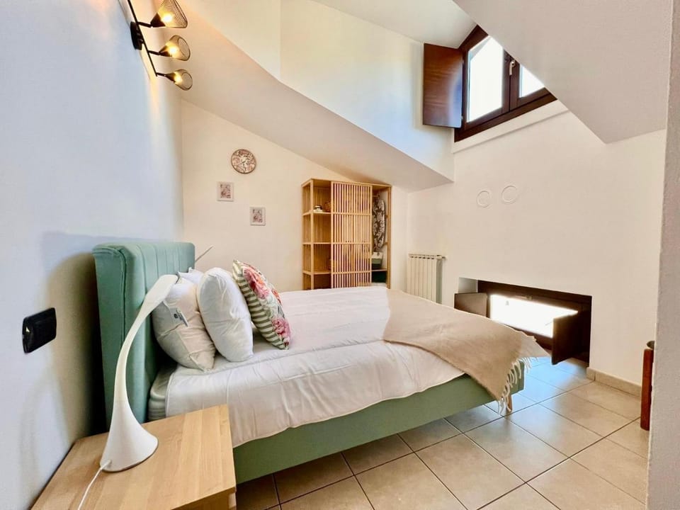 Photo of the whole room, Bedroom