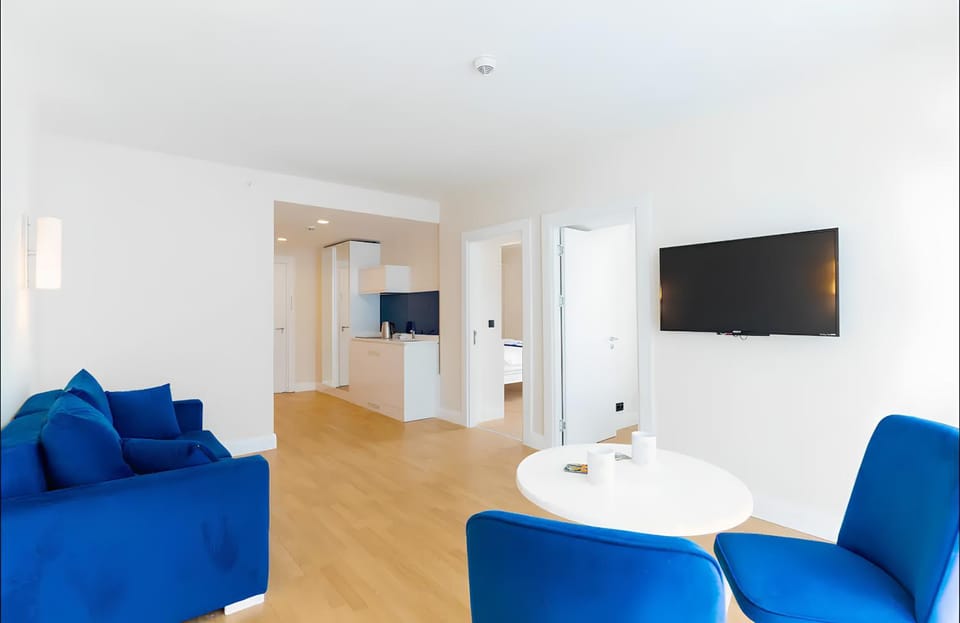 Communal lounge/ TV room, TV and multimedia, Living room, Seating area, Evening entertainment
