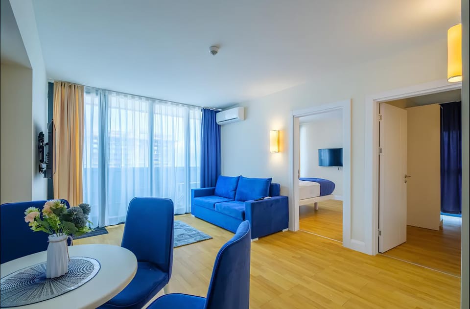 Bed, TV and multimedia, Living room, Photo of the whole room, Seating area, Dining area, Bedroom