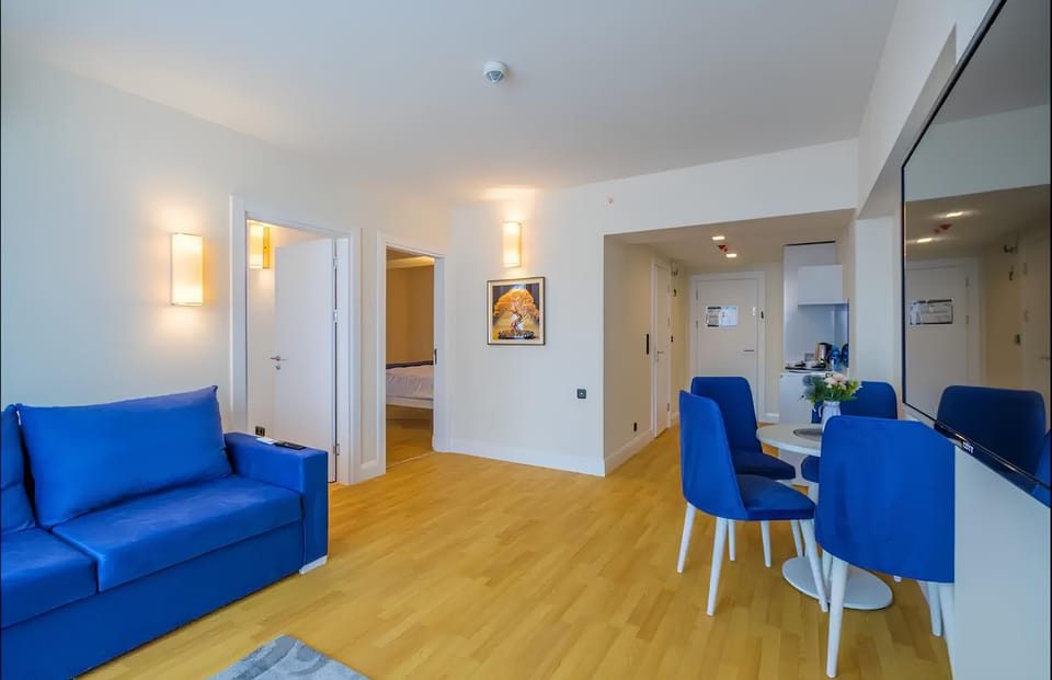 TV and multimedia, Kitchen or kitchenette, Living room, Seating area